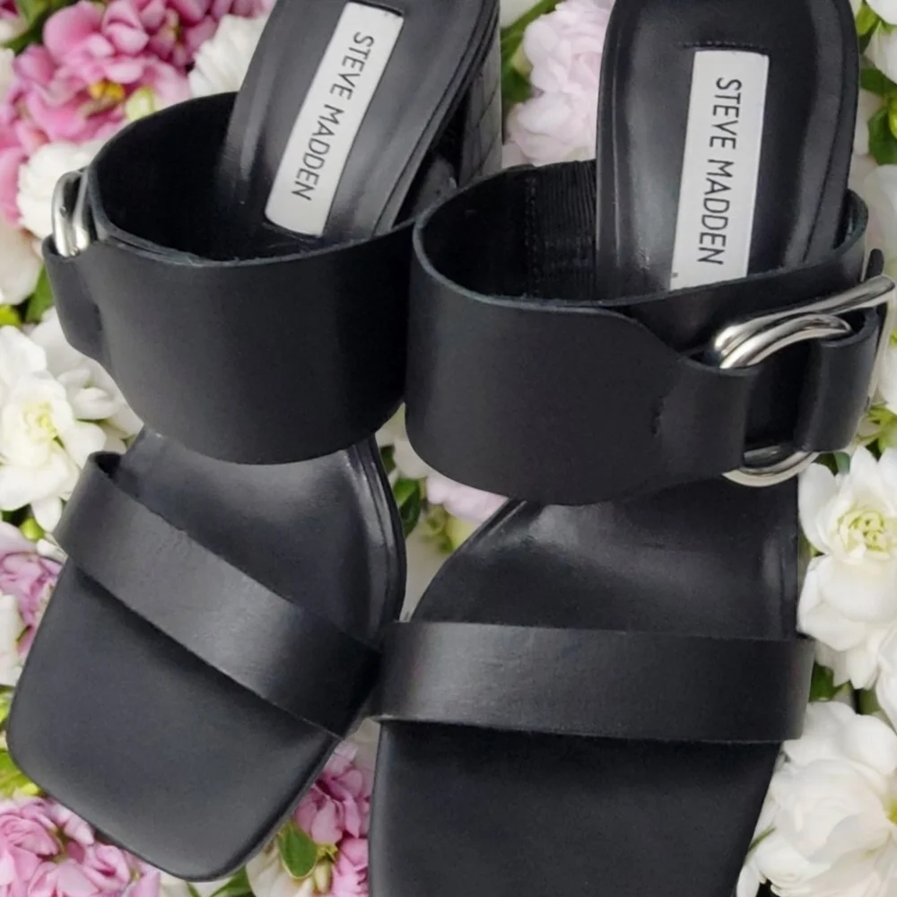 Steve Madden woman's size 7M in excellent condition. Leather upper.